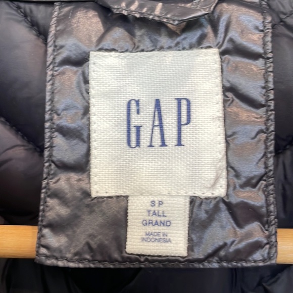 NWOT Gap women’s xs black puffy Primaloft vest with silver zipper. - Picture 2 of 6